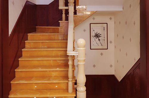 沙湾中式别墅室内汉白玉石楼梯的定制安装装饰效果